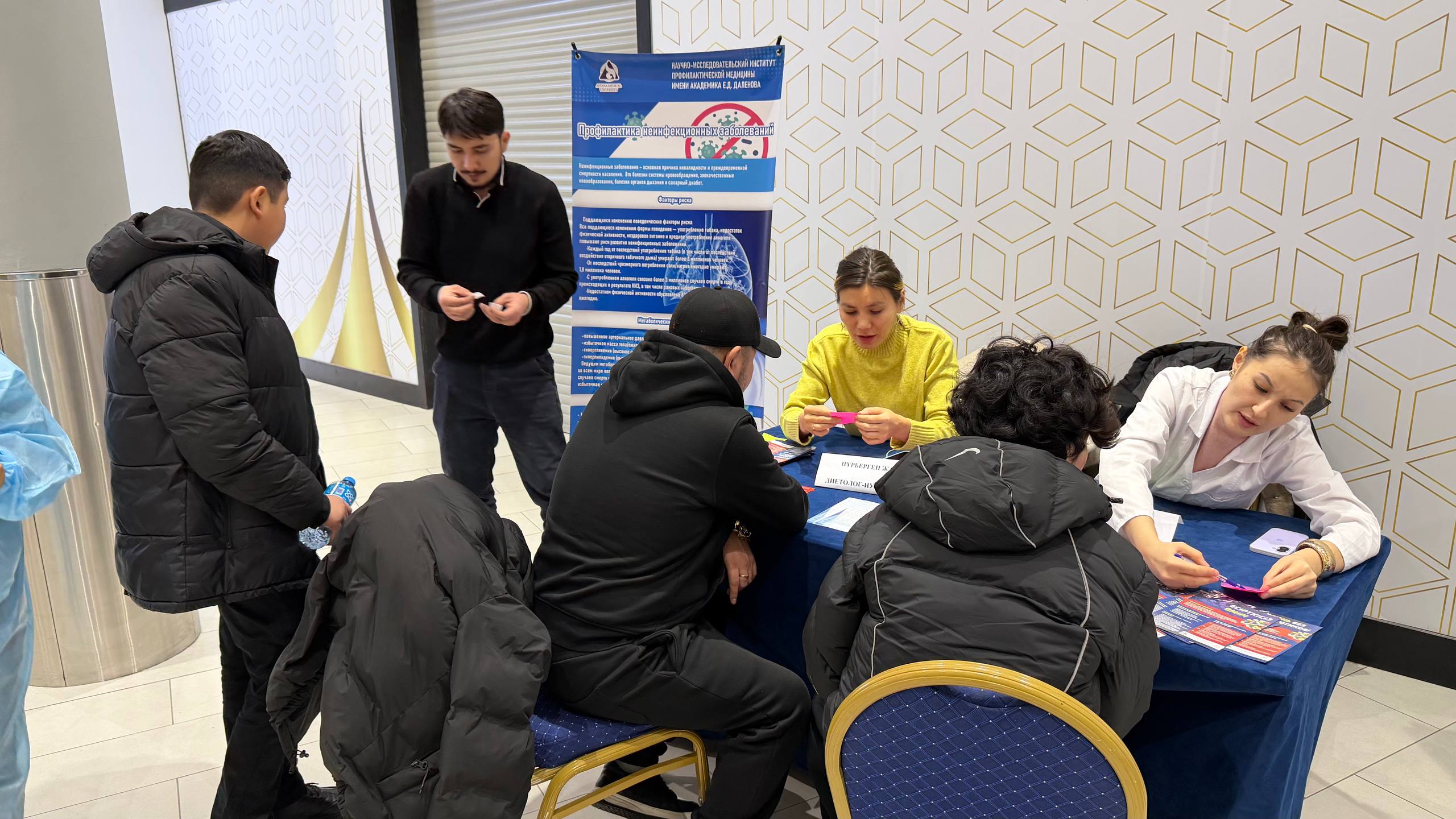 Здоровье в центре внимания: акция ЗОЖ в ТРЦ «Хан Шатыр» совместно с Центром по профилактике ВИЧ-инфекций  г.Астаны